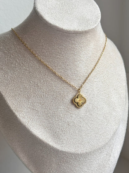 Diese elegante Nola-Halskette ist das perfekte Schmuckstück für deine Sammlung. Mit der Kleeblatt-Halskette kannst du ein wenig Glück in dein Leben bringen. Diejenigen, die ein vierblättriges Kleeblatt finden, sind für Glück bestimmt, denn jedes Blatt symbolisiert Glauben, Hoffnung, Liebe und Glück für den Finder. Unsere Nola-Halskette zeichnet sich durch ihr schlichtes, geometrisches Design aus, das sowohl einen schicken Abend- als auch einen lässigen Alltagslook perfekt ergänzt.