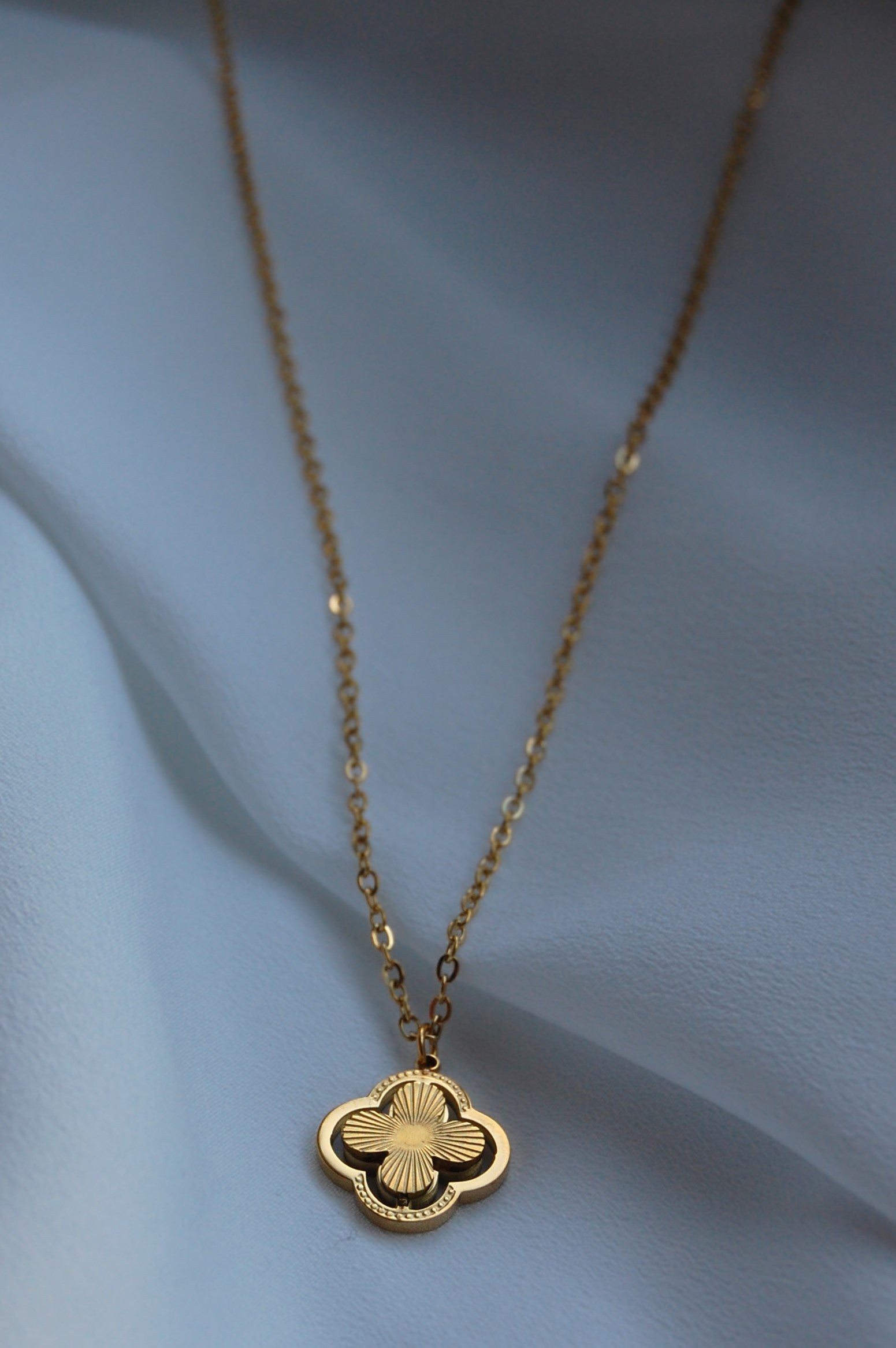 Diese elegante Nola-Halskette ist das perfekte Schmuckstück für deine Sammlung. Mit der Kleeblatt-Halskette kannst du ein wenig Glück in dein Leben bringen. Diejenigen, die ein vierblättriges Kleeblatt finden, sind für Glück bestimmt, denn jedes Blatt symbolisiert Glauben, Hoffnung, Liebe und Glück für den Finder. Unsere Nola-Halskette zeichnet sich durch ihr schlichtes, geometrisches Design aus, das sowohl einen schicken Abend- als auch einen lässigen Alltagslook perfekt ergänzt.