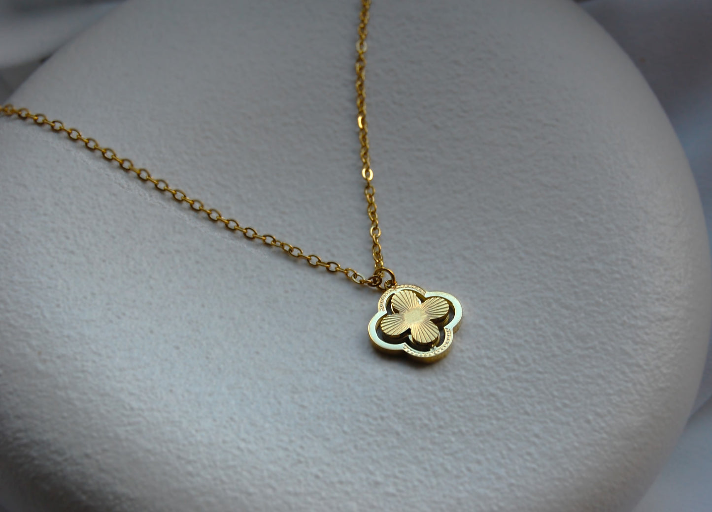 Diese elegante Nola-Halskette ist das perfekte Schmuckstück für deine Sammlung. Mit der Kleeblatt-Halskette kannst du ein wenig Glück in dein Leben bringen. Diejenigen, die ein vierblättriges Kleeblatt finden, sind für Glück bestimmt, denn jedes Blatt symbolisiert Glauben, Hoffnung, Liebe und Glück für den Finder. Unsere Nola-Halskette zeichnet sich durch ihr schlichtes, geometrisches Design aus, das sowohl einen schicken Abend- als auch einen lässigen Alltagslook perfekt ergänzt.