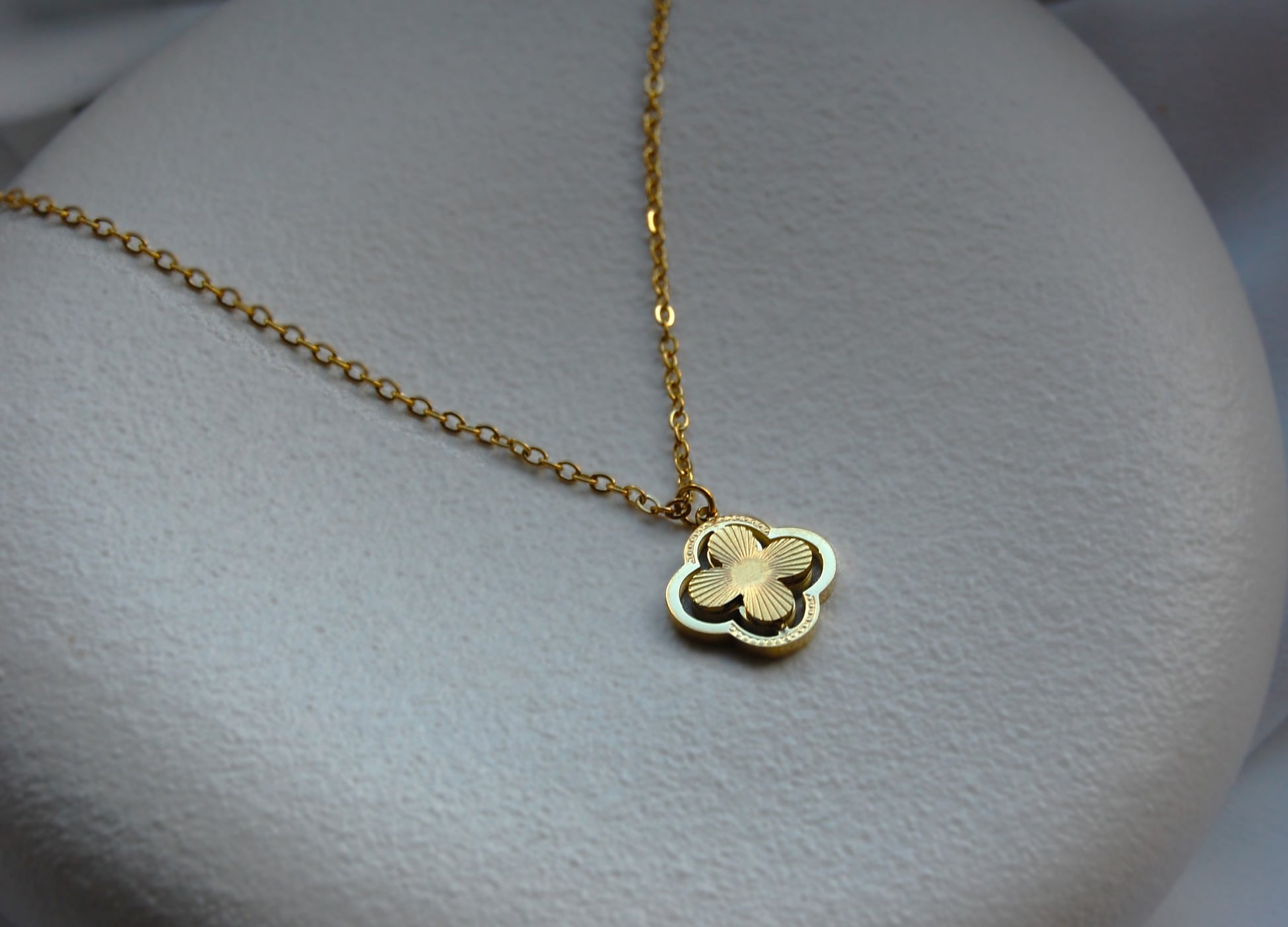 Diese elegante Nola-Halskette ist das perfekte Schmuckstück für deine Sammlung. Mit der Kleeblatt-Halskette kannst du ein wenig Glück in dein Leben bringen. Diejenigen, die ein vierblättriges Kleeblatt finden, sind für Glück bestimmt, denn jedes Blatt symbolisiert Glauben, Hoffnung, Liebe und Glück für den Finder. Unsere Nola-Halskette zeichnet sich durch ihr schlichtes, geometrisches Design aus, das sowohl einen schicken Abend- als auch einen lässigen Alltagslook perfekt ergänzt.