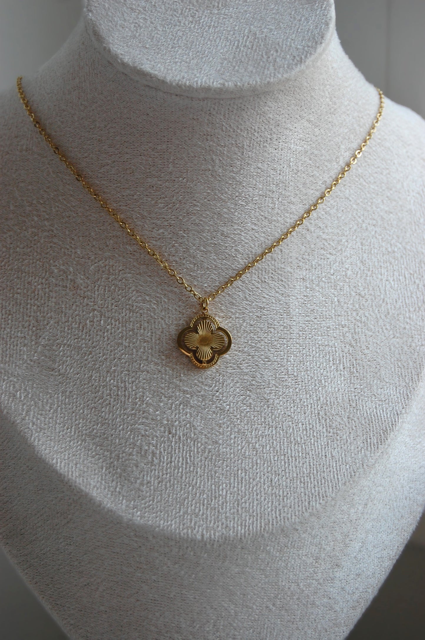 Diese elegante Nola-Halskette ist das perfekte Schmuckstück für deine Sammlung. Mit der Kleeblatt-Halskette kannst du ein wenig Glück in dein Leben bringen. Diejenigen, die ein vierblättriges Kleeblatt finden, sind für Glück bestimmt, denn jedes Blatt symbolisiert Glauben, Hoffnung, Liebe und Glück für den Finder. Unsere Nola-Halskette zeichnet sich durch ihr schlichtes, geometrisches Design aus, das sowohl einen schicken Abend- als auch einen lässigen Alltagslook perfekt ergänzt.