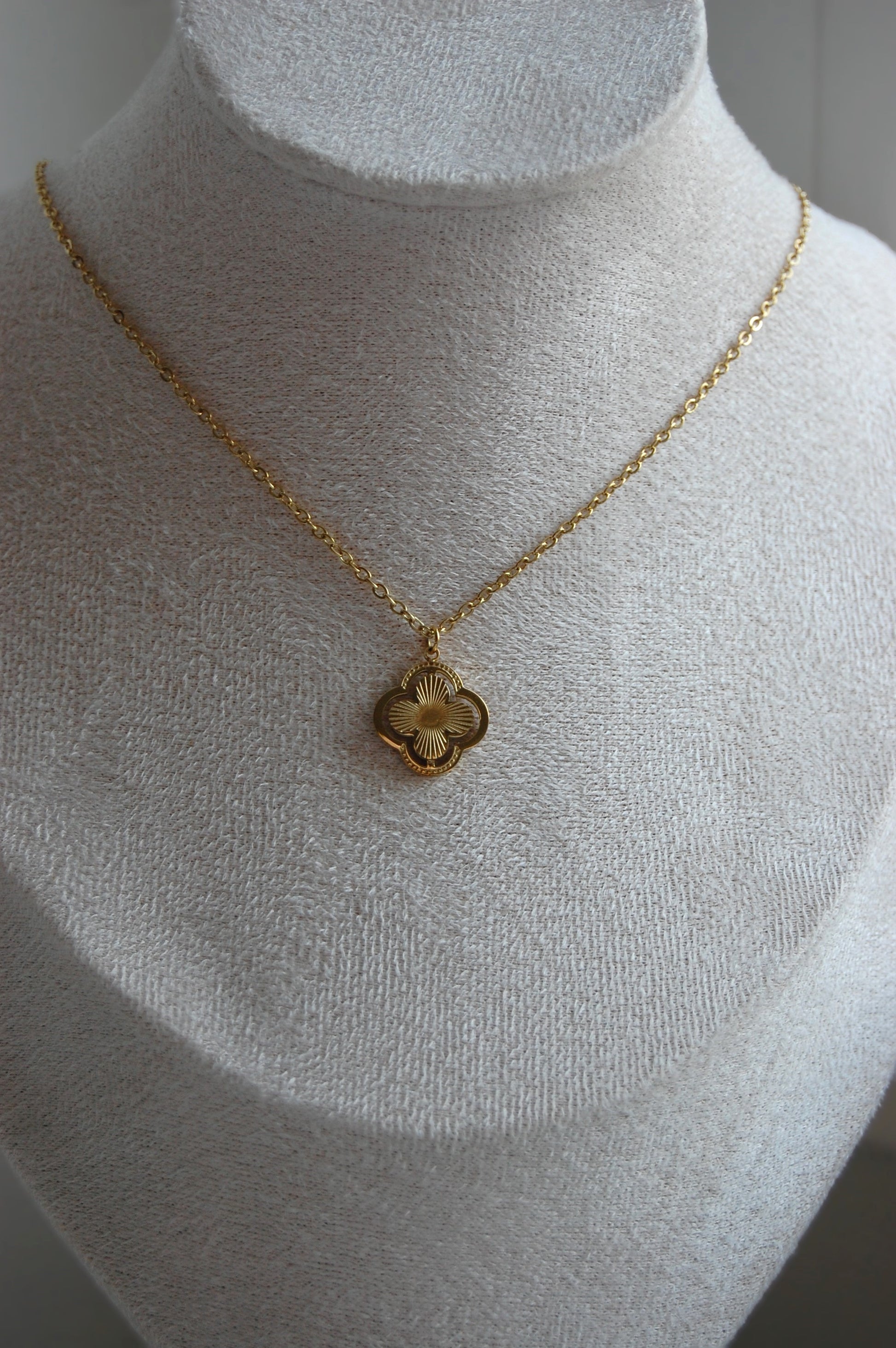 Diese elegante Nola-Halskette ist das perfekte Schmuckstück für deine Sammlung. Mit der Kleeblatt-Halskette kannst du ein wenig Glück in dein Leben bringen. Diejenigen, die ein vierblättriges Kleeblatt finden, sind für Glück bestimmt, denn jedes Blatt symbolisiert Glauben, Hoffnung, Liebe und Glück für den Finder. Unsere Nola-Halskette zeichnet sich durch ihr schlichtes, geometrisches Design aus, das sowohl einen schicken Abend- als auch einen lässigen Alltagslook perfekt ergänzt.