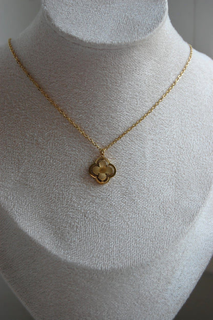Diese elegante Nola-Halskette ist das perfekte Schmuckstück für deine Sammlung. Mit der Kleeblatt-Halskette kannst du ein wenig Glück in dein Leben bringen. Diejenigen, die ein vierblättriges Kleeblatt finden, sind für Glück bestimmt, denn jedes Blatt symbolisiert Glauben, Hoffnung, Liebe und Glück für den Finder. Unsere Nola-Halskette zeichnet sich durch ihr schlichtes, geometrisches Design aus, das sowohl einen schicken Abend- als auch einen lässigen Alltagslook perfekt ergänzt.