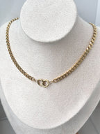 Diese Kenzo Gliederkette aus Edelstahl mit den verschlungenen Ringen ist nicht nur ein Schmuckstück, sondern erzählt eine Geschichte. Die beiden miteinander verschlungenen Ringe können als Symbol für Einheit, Liebe und Zusammengehörigkeit interpretiert werden. Diese tiefgreifende Bedeutung macht die Kette zu einem persönlichen Accessoire, das weit über den reinen ästhetischen Aspekt hinausgeht.