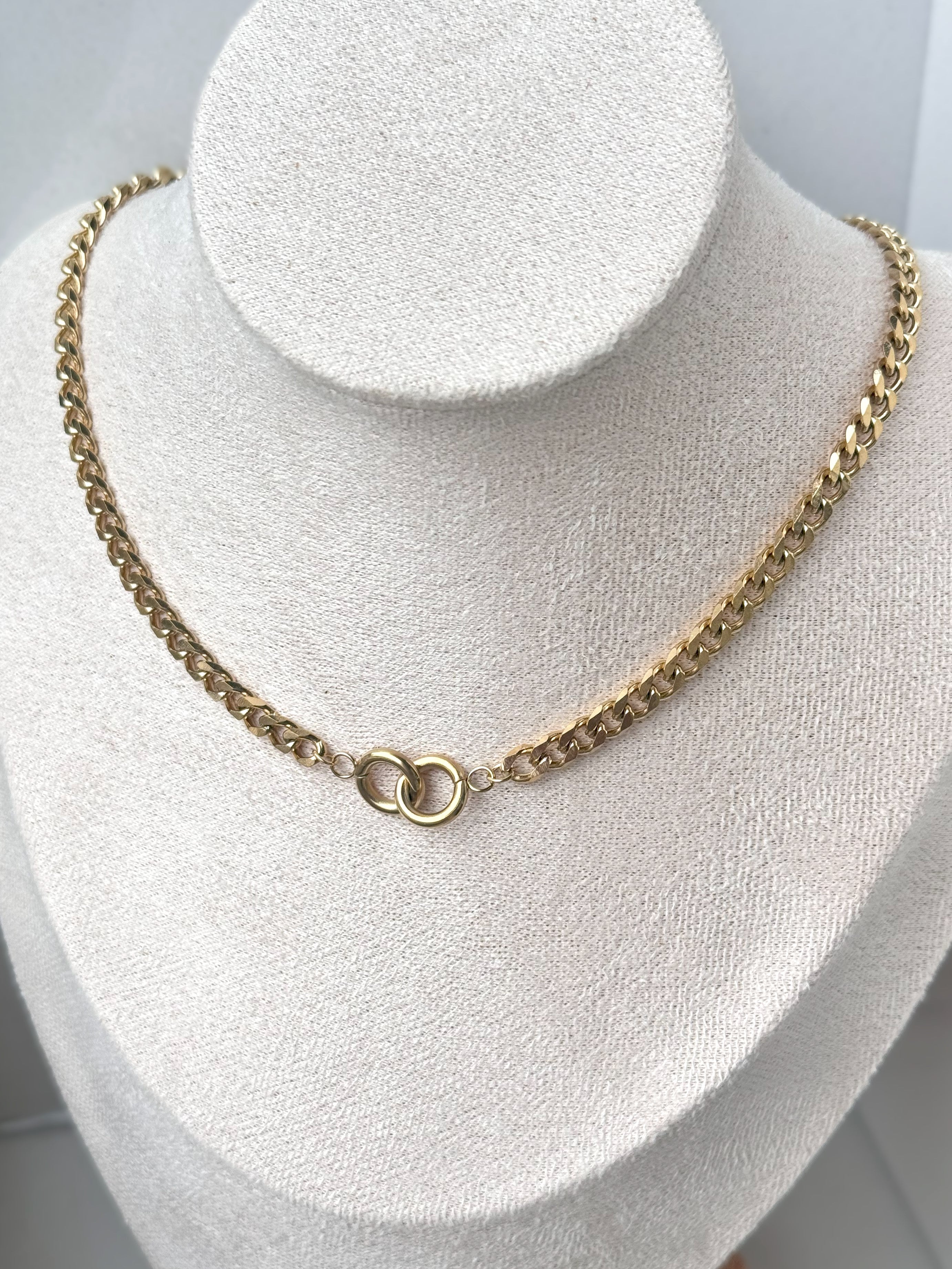 Diese Kenzo Gliederkette aus Edelstahl mit den verschlungenen Ringen ist nicht nur ein Schmuckstück, sondern erzählt eine Geschichte. Die beiden miteinander verschlungenen Ringe können als Symbol für Einheit, Liebe und Zusammengehörigkeit interpretiert werden. Diese tiefgreifende Bedeutung macht die Kette zu einem persönlichen Accessoire, das weit über den reinen ästhetischen Aspekt hinausgeht.