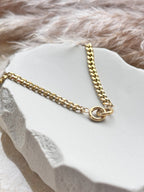Diese Kenzo Gliederkette aus Edelstahl mit den verschlungenen Ringen ist nicht nur ein Schmuckstück, sondern erzählt eine Geschichte. Die beiden miteinander verschlungenen Ringe können als Symbol für Einheit, Liebe und Zusammengehörigkeit interpretiert werden. Diese tiefgreifende Bedeutung macht die Kette zu einem persönlichen Accessoire, das weit über den reinen ästhetischen Aspekt hinausgeht.