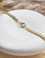 Diese Kenzo Gliederkette aus Edelstahl mit den verschlungenen Ringen ist nicht nur ein Schmuckstück, sondern erzählt eine Geschichte. Die beiden miteinander verschlungenen Ringe können als Symbol für Einheit, Liebe und Zusammengehörigkeit interpretiert werden. Diese tiefgreifende Bedeutung macht die Kette zu einem persönlichen Accessoire, das weit über den reinen ästhetischen Aspekt hinausgeht.