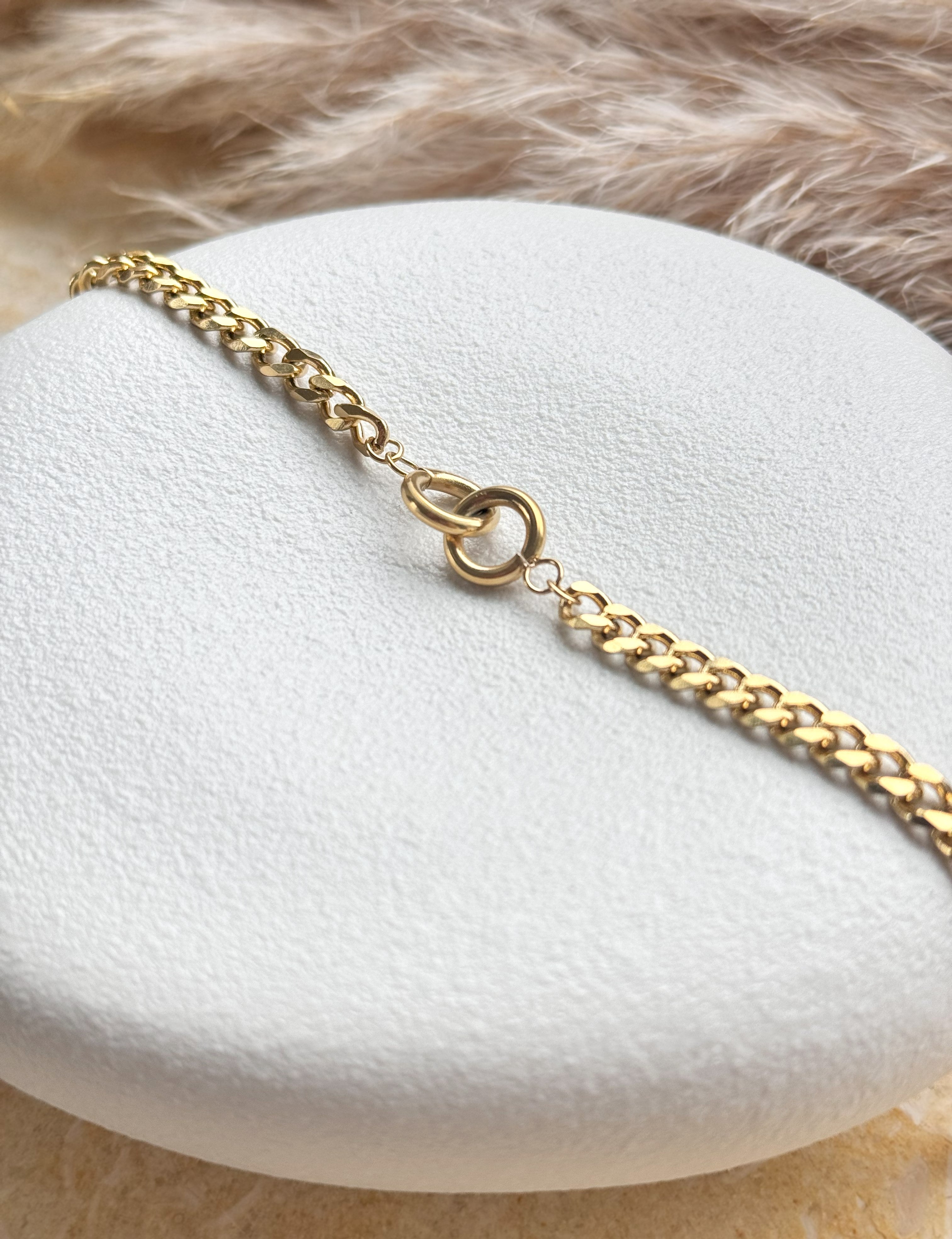 Diese Kenzo Gliederkette aus Edelstahl mit den verschlungenen Ringen ist nicht nur ein Schmuckstück, sondern erzählt eine Geschichte. Die beiden miteinander verschlungenen Ringe können als Symbol für Einheit, Liebe und Zusammengehörigkeit interpretiert werden. Diese tiefgreifende Bedeutung macht die Kette zu einem persönlichen Accessoire, das weit über den reinen ästhetischen Aspekt hinausgeht.