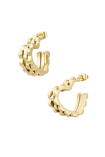 Wunderschöne Ohrringe aus Edelstahl Die Kyla eleganten Herz-Ohrringe aus hochwertigem Edelstahl in Gold setzen einen subtilen, aber dennoch auffälligen Akzent für deinen Look. Gefertigt aus robustem Edelstahl strahlen sie in einem edlen Goldton. Mit einer Größe von 3,2 cm sind sie nicht zu übersehen und verleihen deinem Style eine gehobene Note.