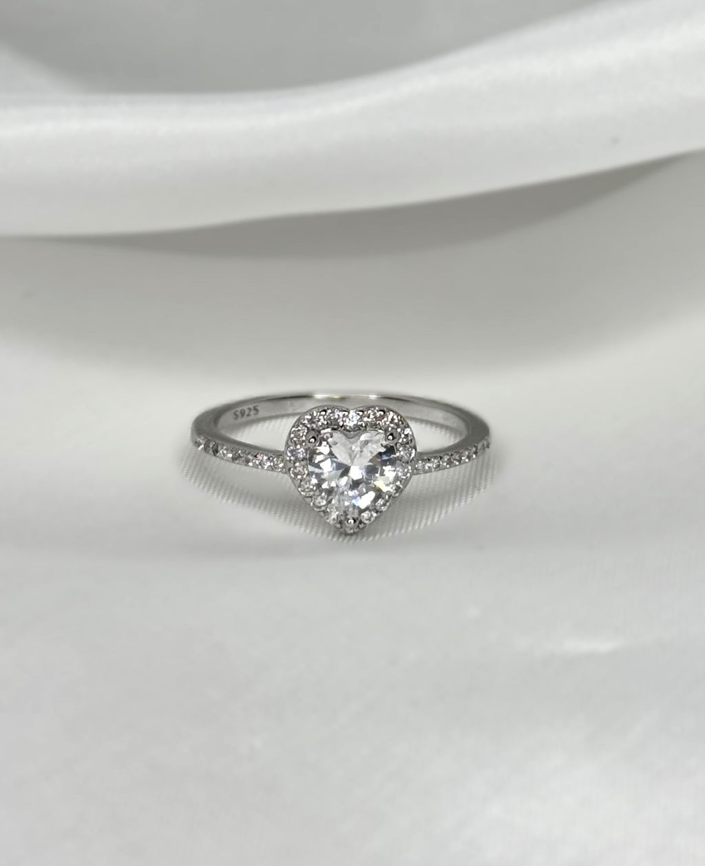 Entdecke unseren wunderschönen Verlobungsring Malia in Herzform aus 925er Sterling-Silber und 5A Zirkoniasteinen. Dieser elegante Ring ist perfekt, um eure Liebe zu feiern und den besonderen Moment der Verlobung unvergesslich zu machen. Ein zeitloses Schmuckstück, das die Einzigartigkeit eurer Beziehung hervorhebt und für immer in Erinnerung bleibt.