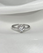 Entdecke unseren wunderschönen Verlobungsring Malia in Herzform aus 925er Sterling-Silber und 5A Zirkoniasteinen. Dieser elegante Ring ist perfekt, um eure Liebe zu feiern und den besonderen Moment der Verlobung unvergesslich zu machen. Ein zeitloses Schmuckstück, das die Einzigartigkeit eurer Beziehung hervorhebt und für immer in Erinnerung bleibt.