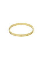 Mely Armreif aus 14K vergoldetem Edelstahl mit Zirkonia-besetzten Kleeblatt-Motiven auf weißem Hintergrund.