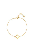 Filigranes Izabella Kleeblatt Armband aus 14k vergoldetem Edelstahl mit glitzerndem Steinbesatz auf weißem Hintergrund.