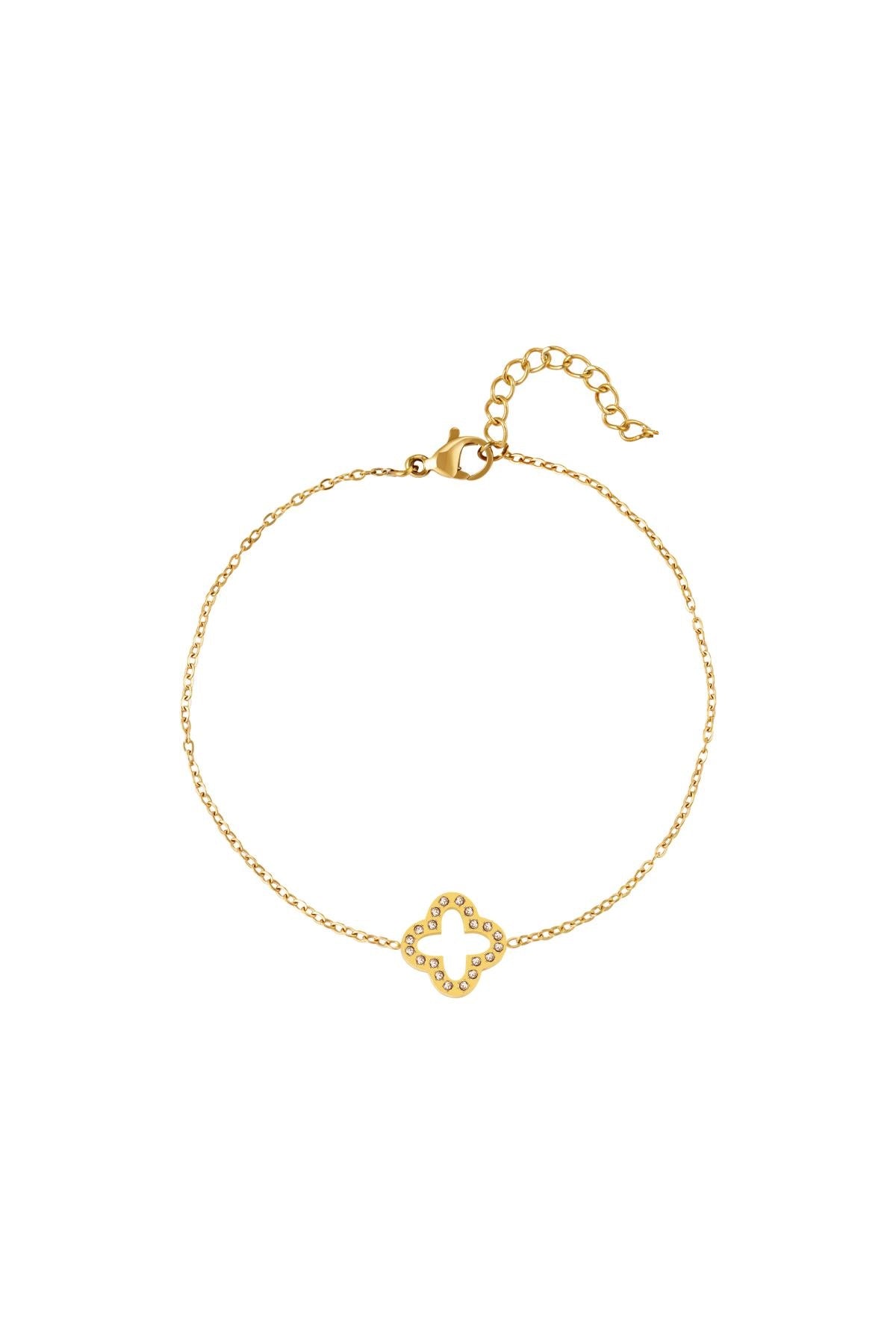 Filigranes Izabella Kleeblatt Armband aus 14k vergoldetem Edelstahl mit glitzerndem Steinbesatz auf weißem Hintergrund.