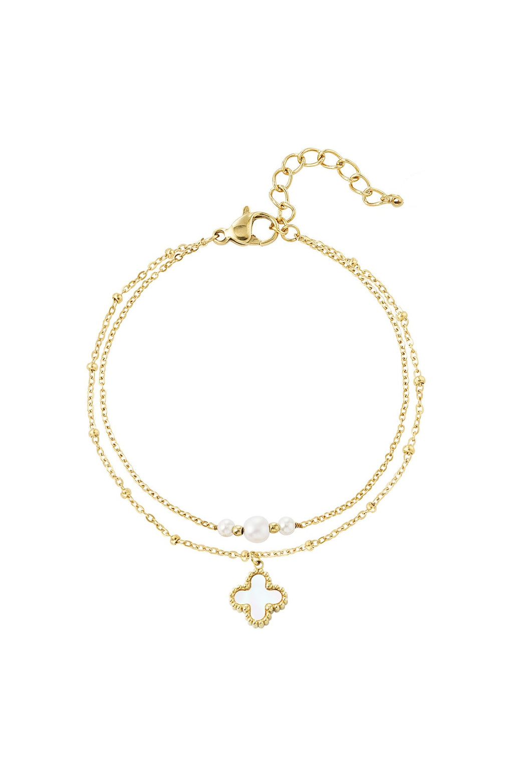 Nahaufnahme eines doppellagigen goldenen Klee-Armbands aus Edelstahl mit weißen Perlen-Details auf weißem Hintergrund.