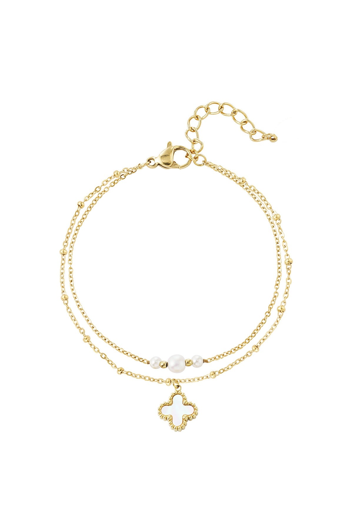 Nahaufnahme eines doppellagigen goldenen Klee-Armbands aus Edelstahl mit weißen Perlen-Details auf weißem Hintergrund.