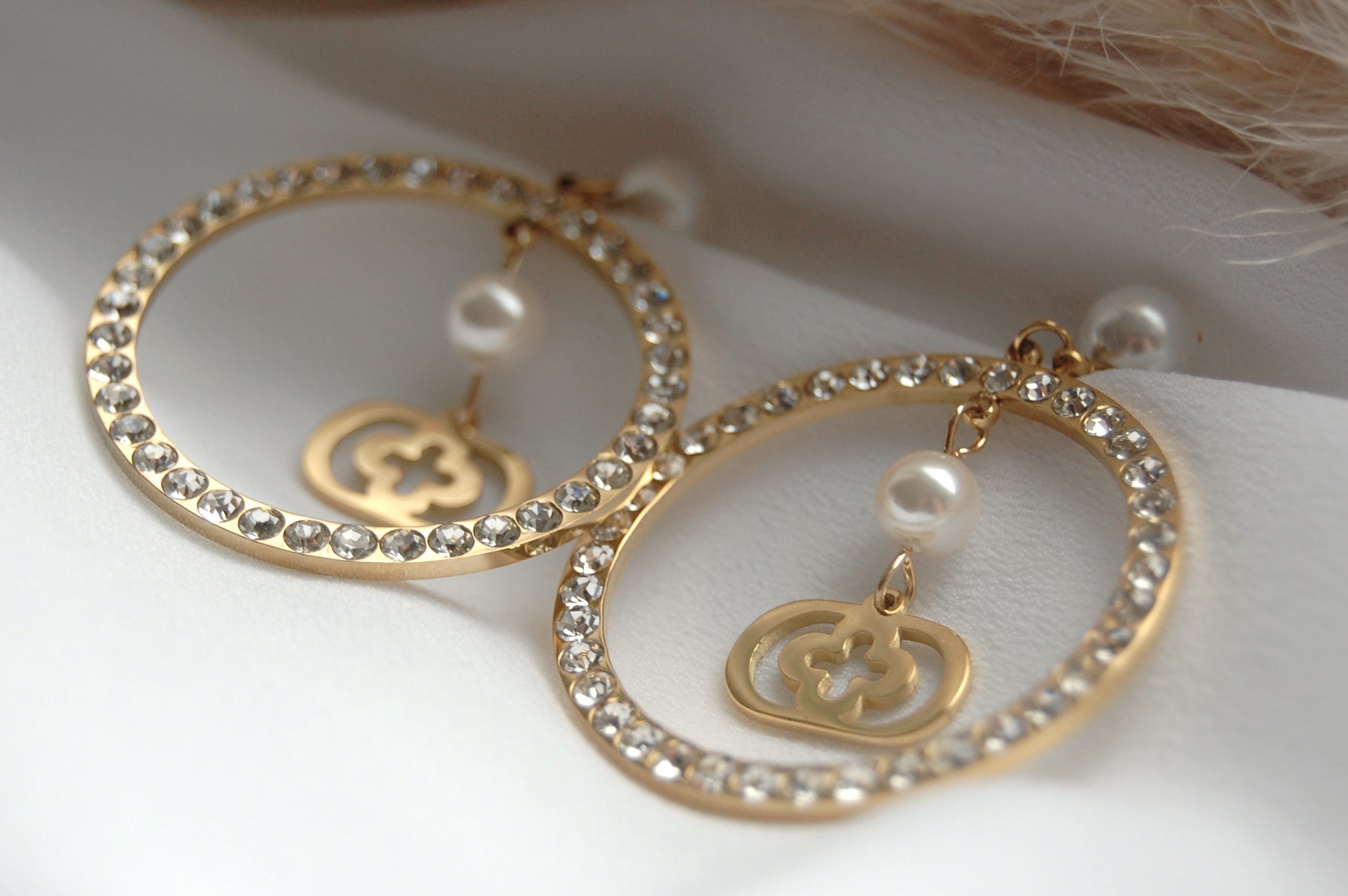 Die Farina Ohrringe sind mit ihrer einzigartigen Kombination aus Perlen, Zirkonia und Gold ein echter Blickfang. Wenn du sie trägst, verleihen sie deinem Look einen Hauch von Raffinesse und Eleganz. Hergestellt aus Edelstahl in Verbindung mit kunstvollen Kunstperlen, sind sie ein Must-Have für deine Schmucksammlung.