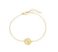 Elegantes Leila Armband aus 18k vergoldetem Edelstahl mit einem großen, strukturierten Blumenanhänger auf weißem Hintergrund.