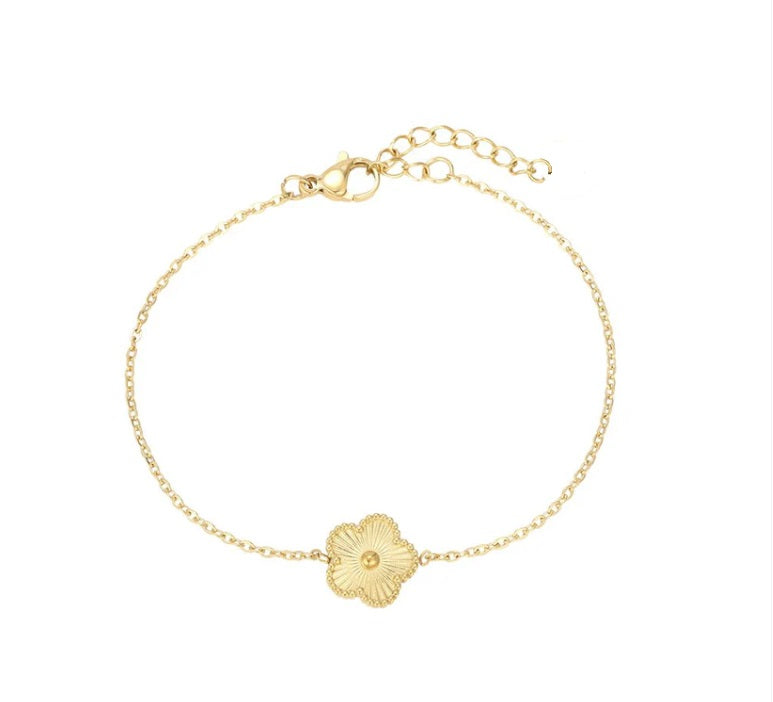 Elegantes Leila Armband aus 18k vergoldetem Edelstahl mit einem großen, strukturierten Blumenanhänger auf weißem Hintergrund.