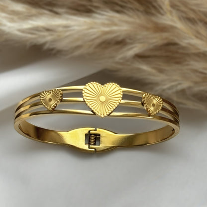 Eleganter Armreif aus hochwertigem Edelstahl mit Herz-Design. Zeitlos, stilvoll und perfekt für jeden Anlass – ob Alltag oder Abendlook.