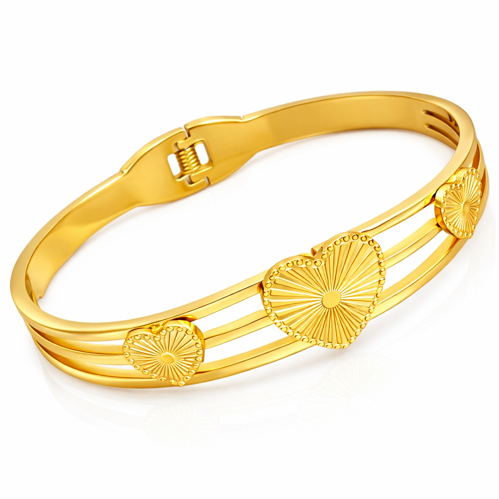 Eleganter Armreif aus hochwertigem Edelstahl mit Herz-Design. Zeitlos, stilvoll und perfekt für jeden Anlass – ob Alltag oder Abendlook.