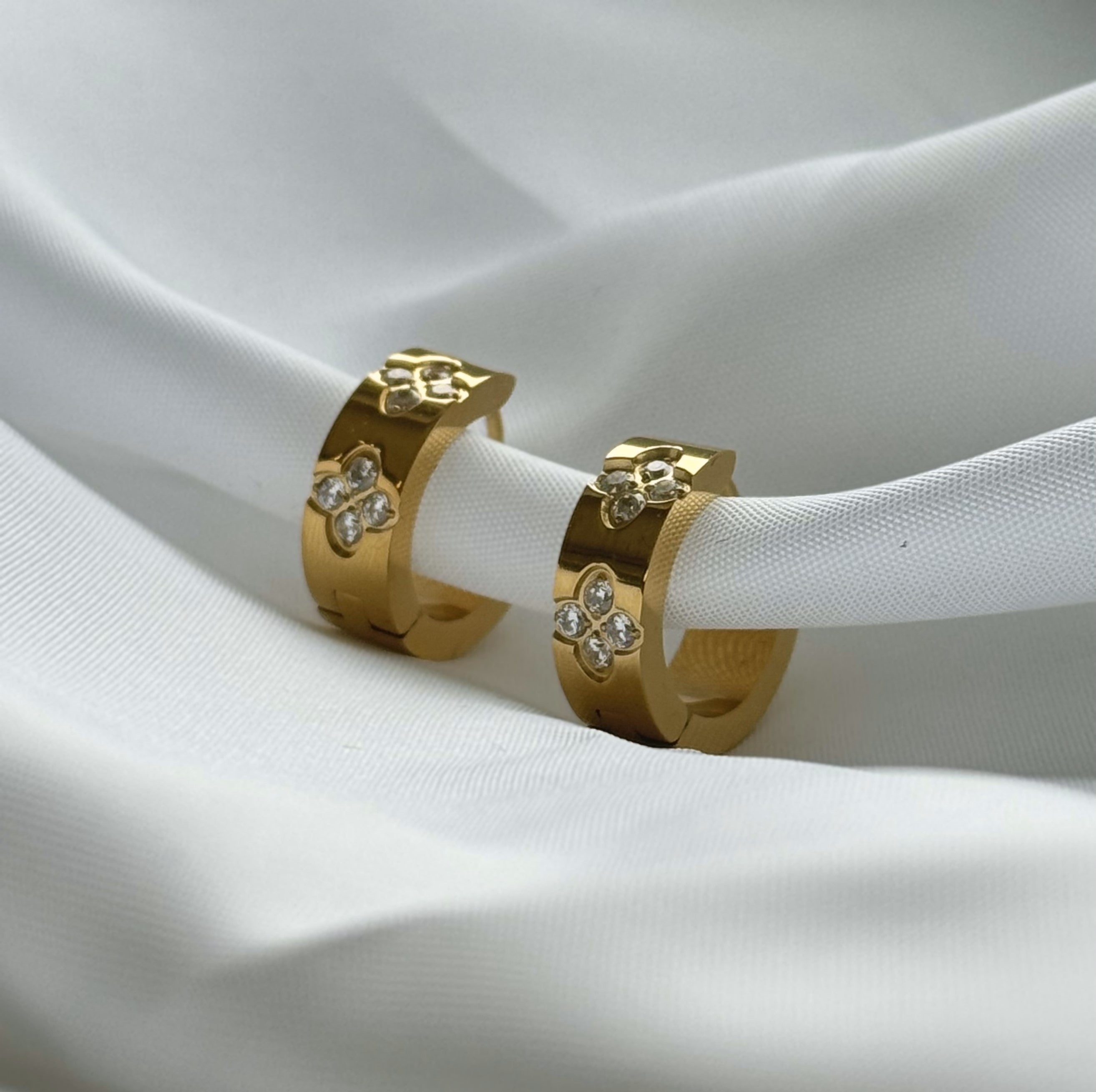 Creolen aus Edelstahl, 18K vergoldet und mit funkelnden Zirkoniasteinen besetzt – elegante Accessoires für jeden Anlass.