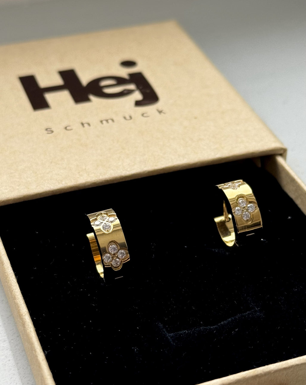 Hoop Ohrringe aus Edelstahl, 18K vergoldet und mit funkelnden Zirkoniasteinen besetzt – elegante Accessoires für jeden Anlass.