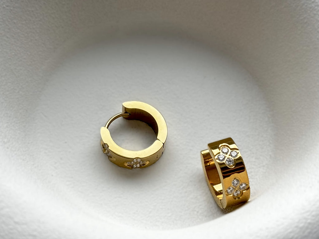 Creolen Ohrringe aus Edelstahl, 18K vergoldet und mit funkelnden Zirkoniasteinen besetzt – elegante Accessoires für jeden Anlass.