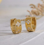 Mel Ohrringe aus Edelstahl, 18K vergoldet und mit funkelnden Zirkoniasteinen besetzt – elegante Accessoires für jeden Anlass. Kleeblatt Muster