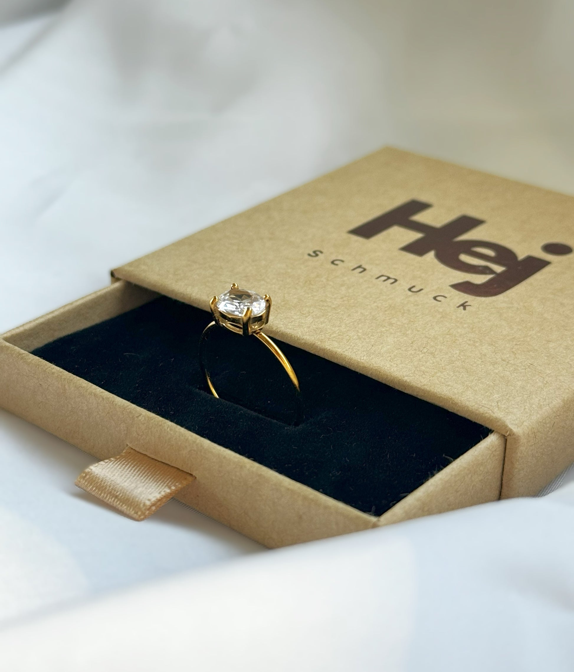 Der exklusive Mia-Ring aus Edelstahl mit verstellbarer Größe setzt ein beeindruckendes Schmuckstatement. Die funkelnden Zirkonia-Steine reflektieren das Sonnenlicht und verleihen dem Ring einen atemberaubenden Glanz. Dank der verstellbaren Größe lässt sich der Ring bequem an verschiedene Fingergrößen anpassen, was ihn vielseitig und einfach zu tragen macht.