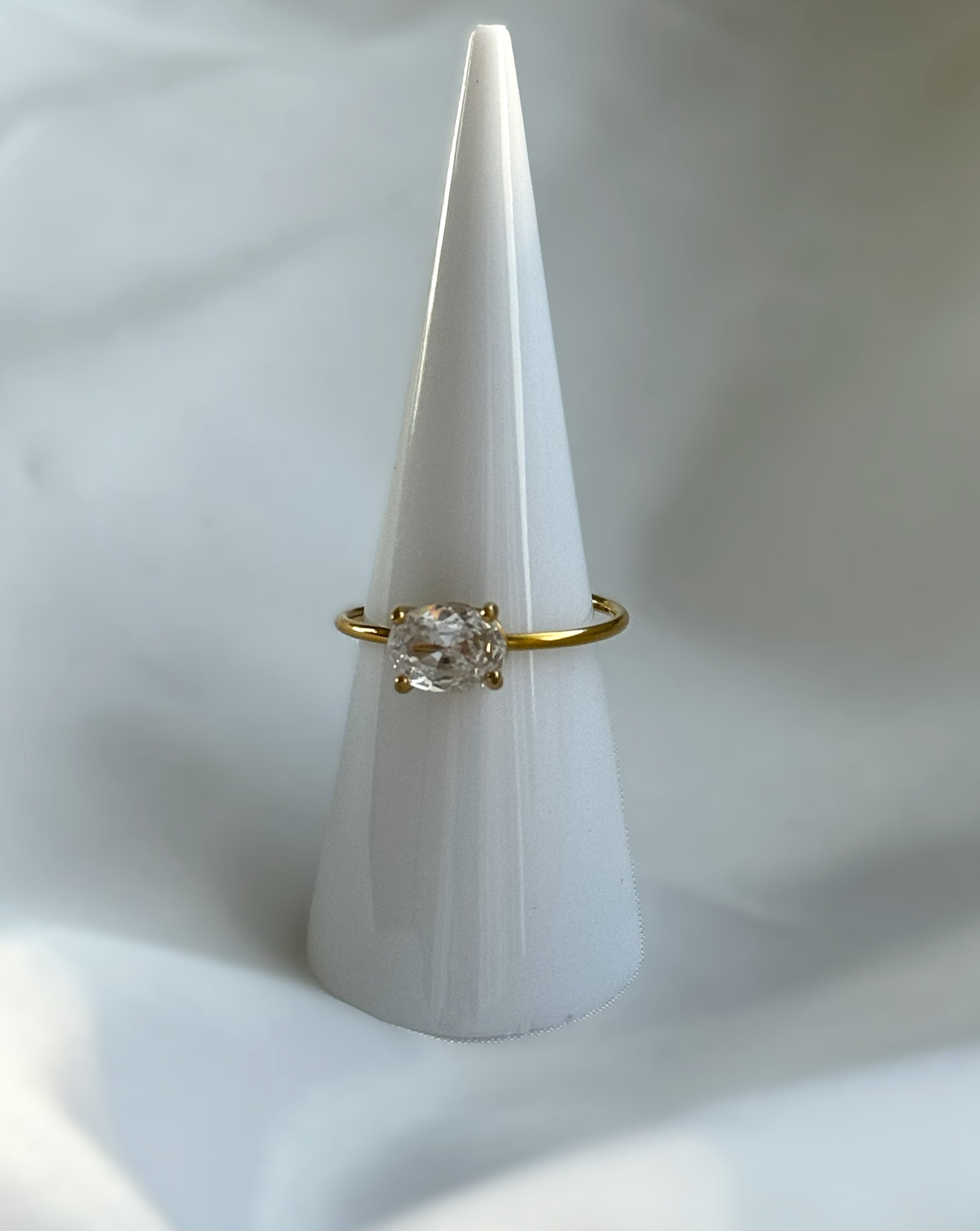 Der exklusive Mia-Ring aus Edelstahl mit verstellbarer Größe setzt ein beeindruckendes Schmuckstatement. Die funkelnden Zirkonia-Steine reflektieren das Sonnenlicht und verleihen dem Ring einen atemberaubenden Glanz. Dank der verstellbaren Größe lässt sich der Ring bequem an verschiedene Fingergrößen anpassen, was ihn vielseitig und einfach zu tragen macht.