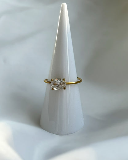 Der exklusive Mia-Ring aus Edelstahl mit verstellbarer Größe setzt ein beeindruckendes Schmuckstatement. Die funkelnden Zirkonia-Steine reflektieren das Sonnenlicht und verleihen dem Ring einen atemberaubenden Glanz. Dank der verstellbaren Größe lässt sich der Ring bequem an verschiedene Fingergrößen anpassen, was ihn vielseitig und einfach zu tragen macht.