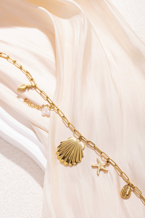 Goldene By The Sea Halskette mit Seepferdchen und Muschel Anhänger, wasserfester Schmuck aus Edelstahl von Hejschmuck.