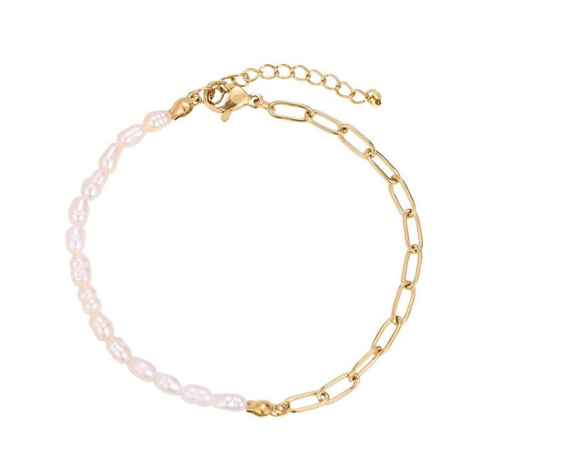 Modernes Kay Armband im Half-and-Half Design mit echten weißen Süßwasserperlen und einer 14k vergoldeten Edelstahl-Gliederkette auf weißem Hintergrund.