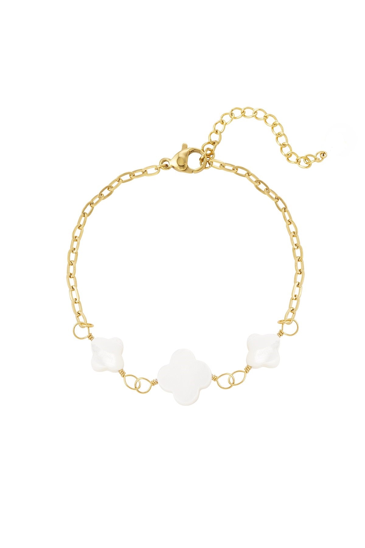 Elegantes Viola Armband aus 14k vergoldetem Edelstahl mit drei weißen Kleeblatt-Anhängern aus Perlmutt auf weißem Hintergrund.