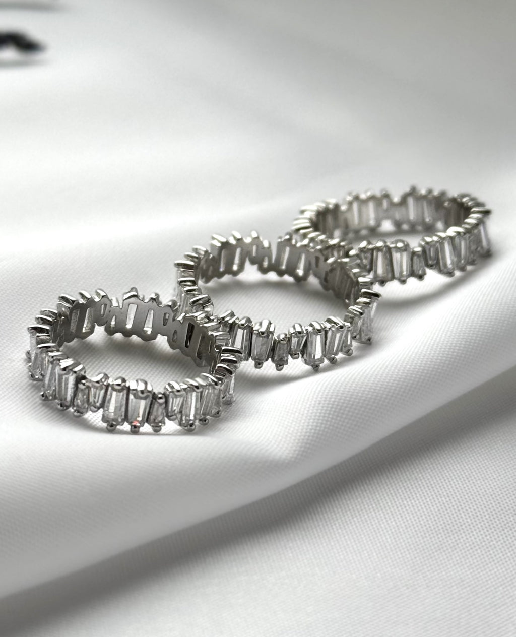 Entdecke unseren wunderschönen Emmi-Verlobungsring aus 925er Sterling-Silber und Zirkoniasteinen. Dieser Ring eignet sich perfekt, um den besonderen Moment der Verlobung zu feiern und eure Liebe zu besiegeln.