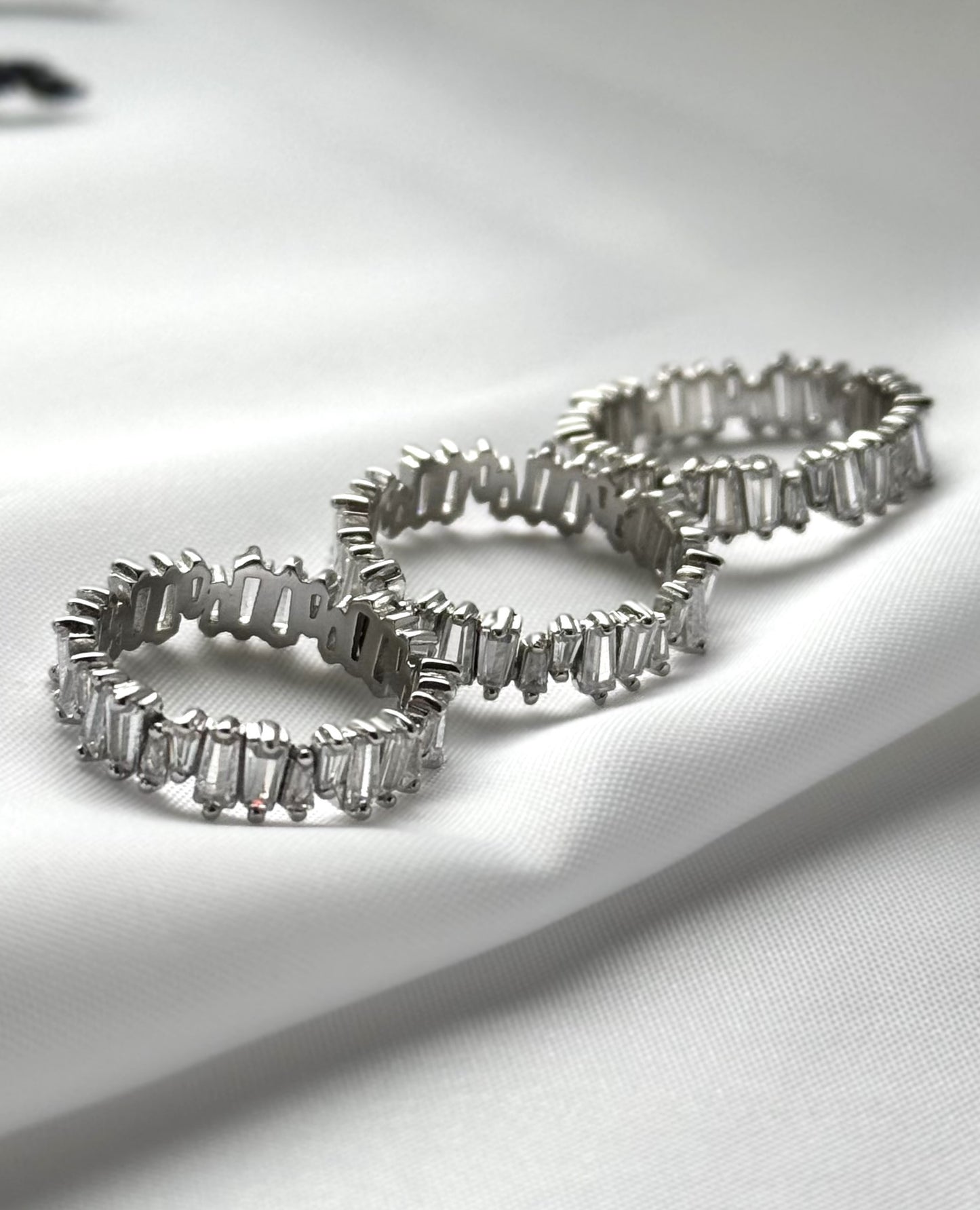 Entdecke unseren wunderschönen Emmi-Verlobungsring aus 925er Sterling-Silber und Zirkoniasteinen. Dieser Ring eignet sich perfekt, um den besonderen Moment der Verlobung zu feiern und eure Liebe zu besiegeln.