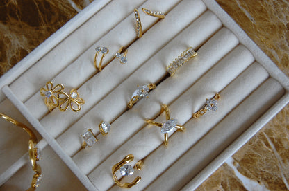 Funkelnder Damenring aus Edelstahl in Gold mit feiner Zirkonia-Blüte – stilvoll, feminin und modern.