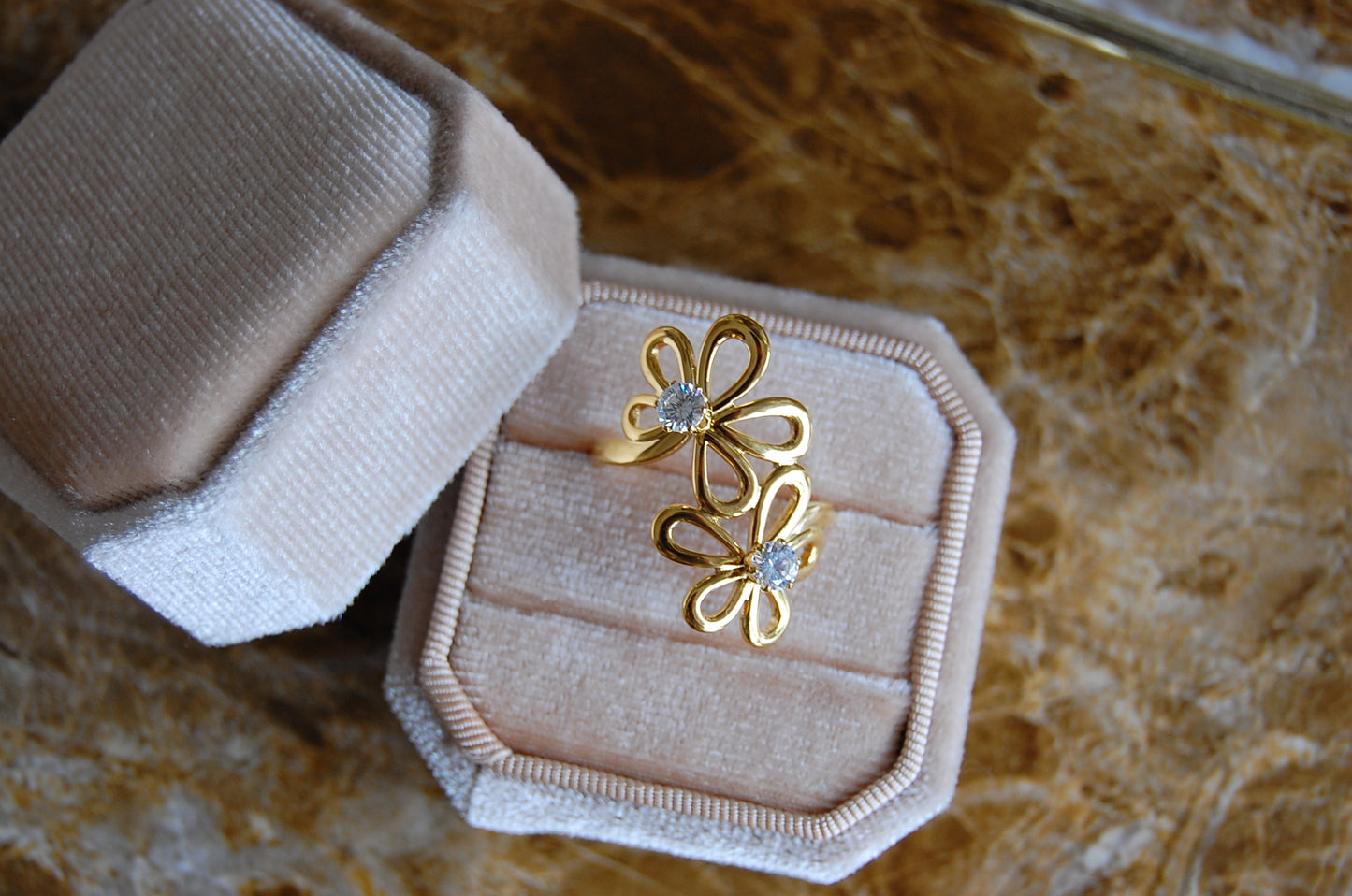Verstellbarer Blumenring mit Zirkonia für Damen