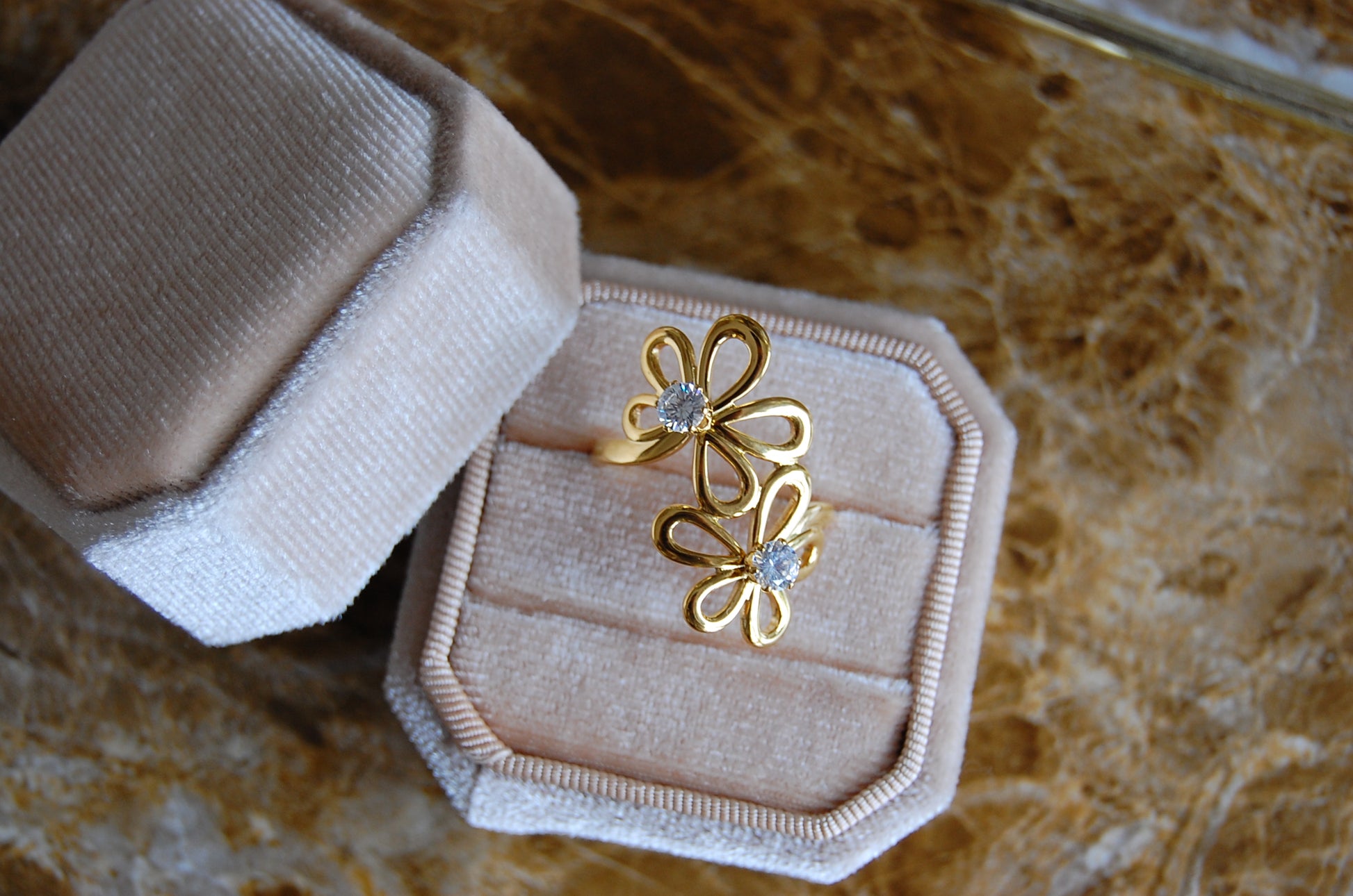 Verstellbarer Blumenring mit Zirkonia für Damen
