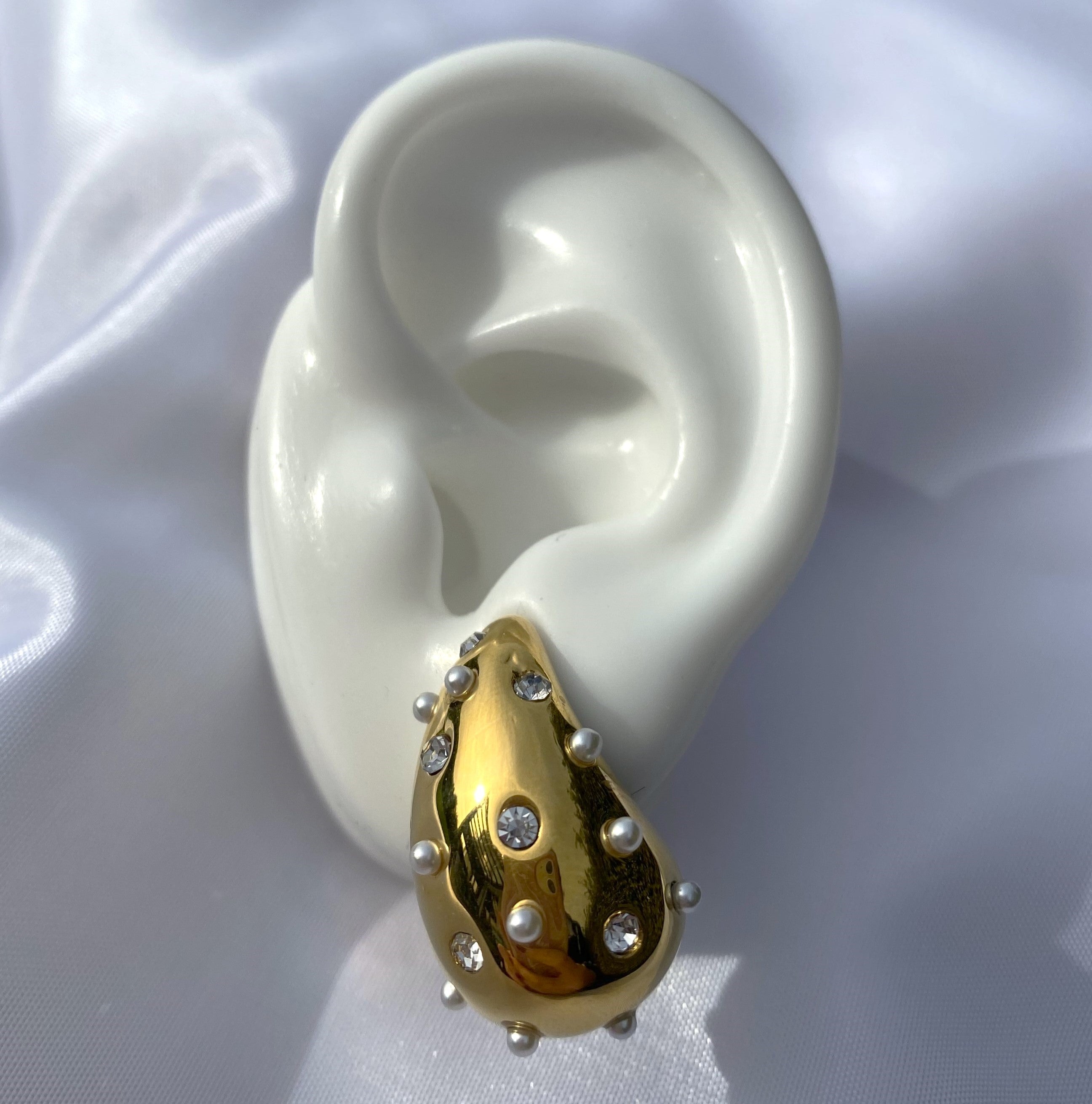 Mit diesen auffälligen Chunky Tear Drop Ohrringen wird dein Look zeitlos elegant und glamourös. Diese wunderschönen Ohrringe sind aus hochwertigem Edelstahl gefertigt und mit einer 18-karätigen Vergoldung überzogen, um dir ein langlebiges und stilvolles Schmuckstück zu bieten.