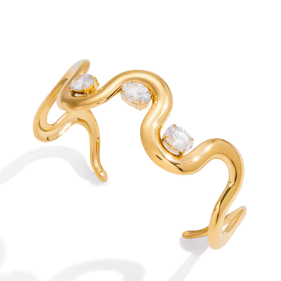 Eleganter Wellenarmreif aus 18K vergoldetem Edelstahl mit funkelnden Zirkoniasteinchen