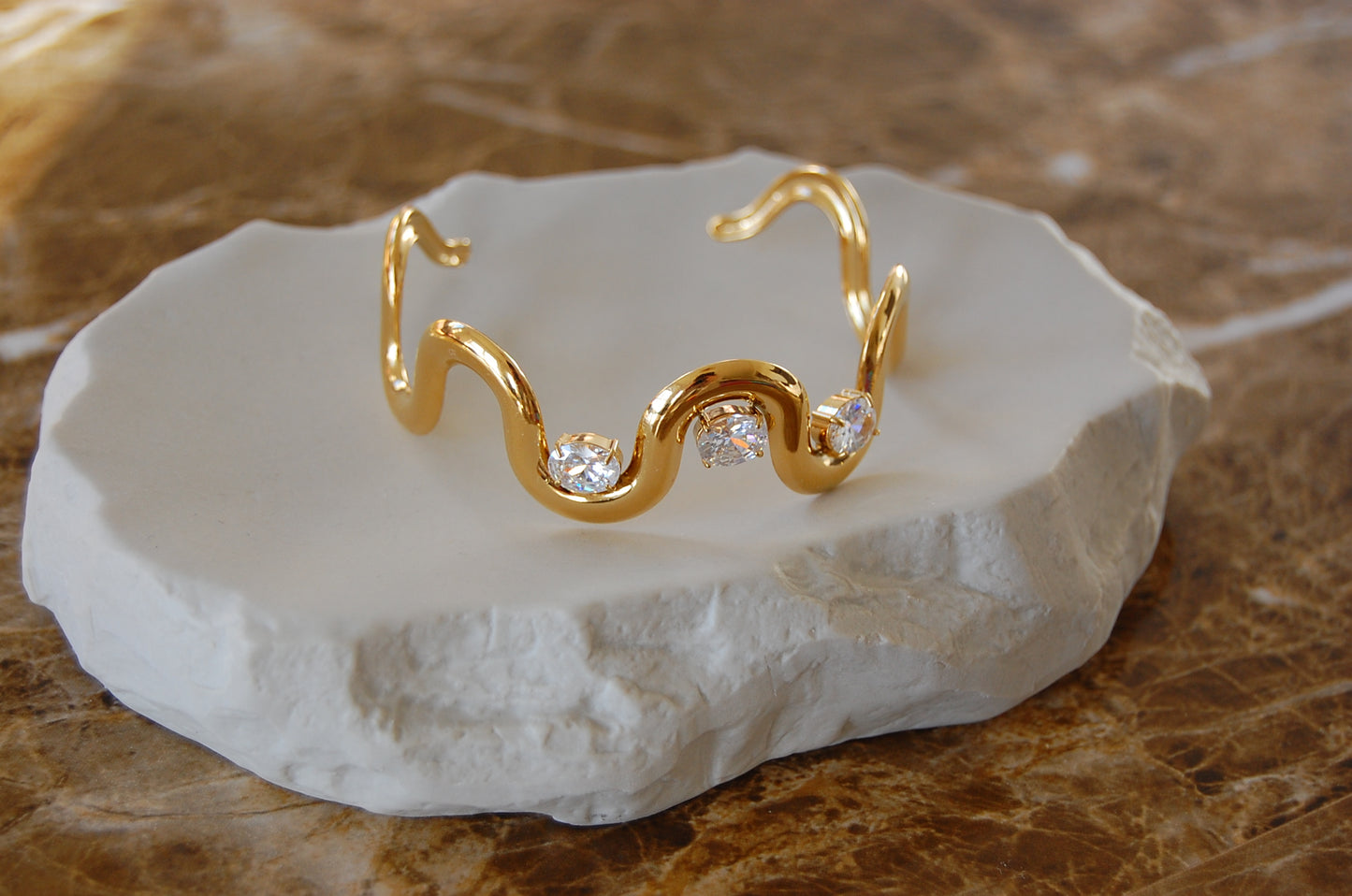 Wellenarmreif aus 18K vergoldetem Edelstahl mit funkelnden Zirkoniasteinchen