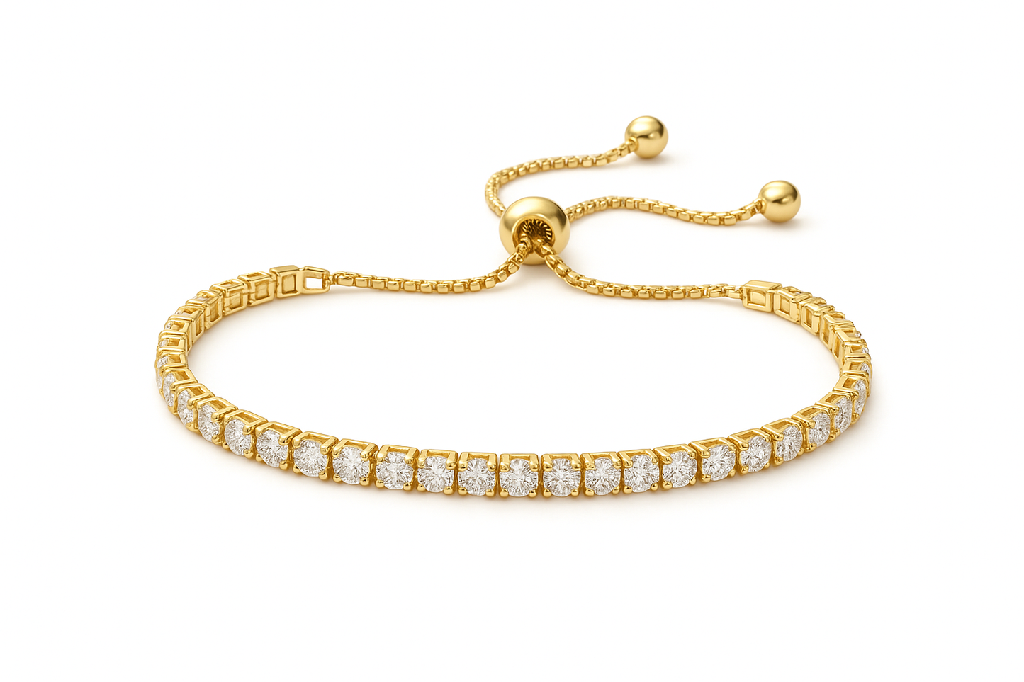 Tennisarmband aus kupfervergoldetem Metall mit funkelnden Zirkonia-Steinen, verstellbarem Schiebeverschluss und elegantem, glänzendem Design.