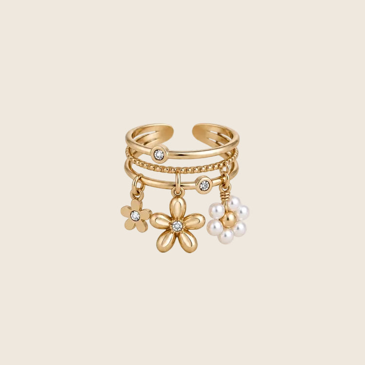 Adele Ring aus 14k vergoldetem Edelstahl in dreireihiger Optik mit drei verspielten Blumen-Anhängern und Zirkonia.