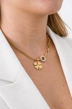 Die Amara Halskette getragen auf einer Schmuckbüste, um den zweilagigen Layering-Effekt und die Länge von 39 cm + 5 cm zu veranschaulichen.