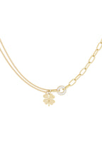 Moderne Amara Halskette aus 14k vergoldetem Edelstahl mit einer Kombination aus grober Gliederkette, filigranem Doppelstrang und einem Kleeblatt-Anhänger an einem Zirkonia-Ring.