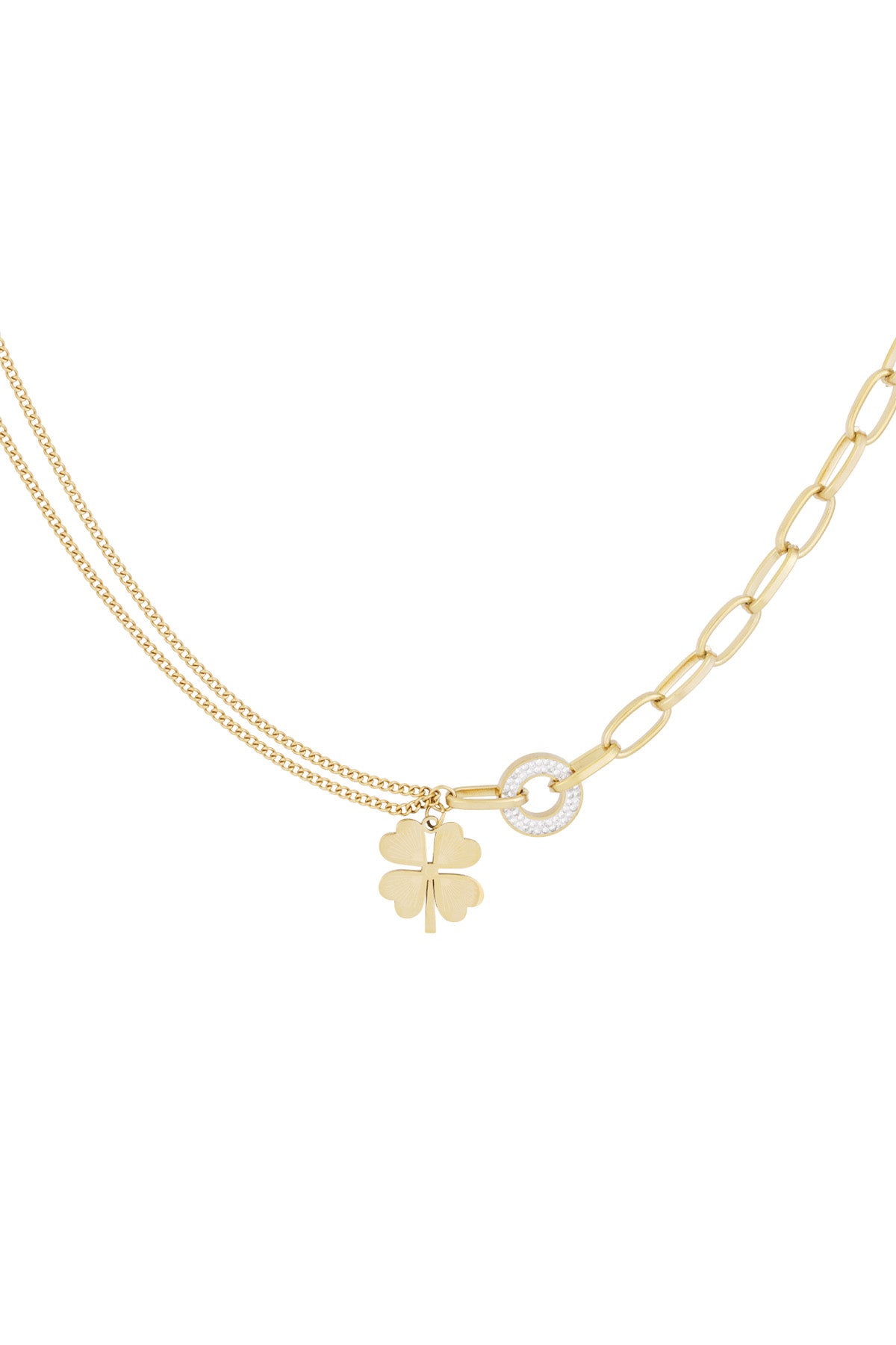 Moderne Amara Halskette aus 14k vergoldetem Edelstahl mit einer Kombination aus grober Gliederkette, filigranem Doppelstrang und einem Kleeblatt-Anhänger an einem Zirkonia-Ring.