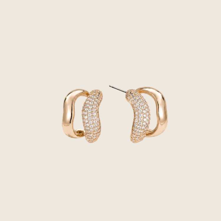Amina Ohrringe in Gold im geschwungenen Doppel-Design, ein Bogen glatt, einer mit Pavé-Zirkonia