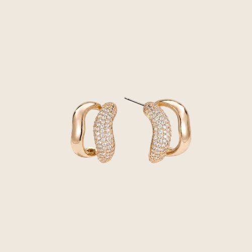 Amina Ohrringe in Gold im geschwungenen Doppel-Design, ein Bogen glatt, einer mit Pavé-Zirkonia